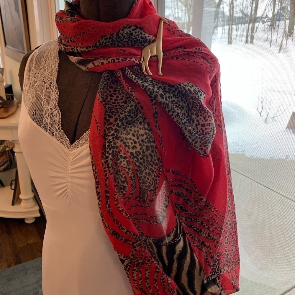 Giraffe theme scarf in red and black with a giraffe brooch gold tone brushed